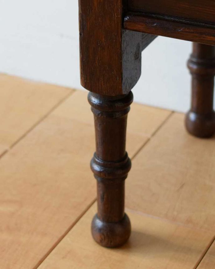 マガジンラック　アンティーク家具　雑誌や新聞のお片付けはお任せ！イギリス輸入のアンティークマガジンラック 。持ち上げなくても移動ラクラクHandleのアンティーク家具の足の裏にはフェルトキーパーをお付けしています。(q-1503-f)