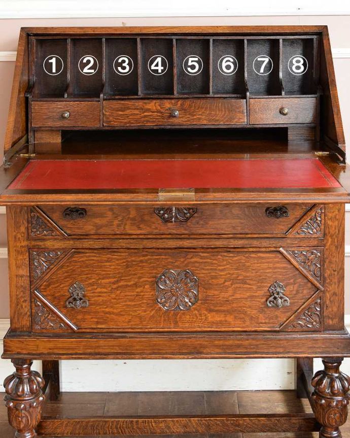 ビューロー　アンティーク家具　英国輸入のアンティーク家具、お花×葡萄の彫りが付いたライティングビューロー（デスク）。細かく仕切られた中身にうっとり扉の中身はこんなに細かく仕切られています。(q-1504-f)