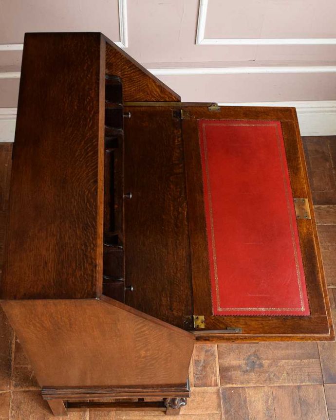 ビューロー　アンティーク家具　英国輸入のアンティーク家具、お花×葡萄の彫りが付いたライティングビューロー（デスク）。デスクの部分を上から見ると･･･天板部分の塗装も専門の職人がしっかりキレイに修復したので、こんなにキレイです。(q-1504-f)