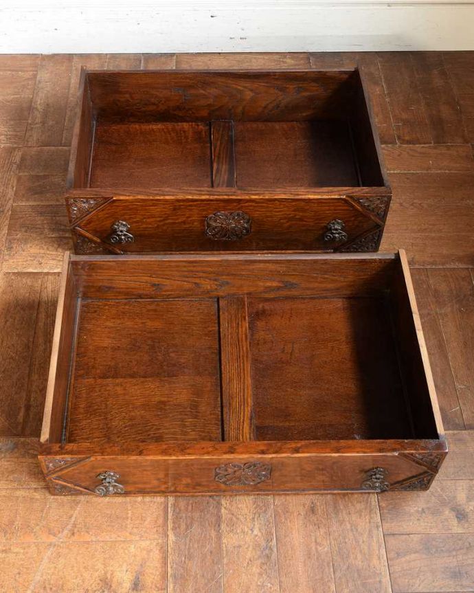 ビューロー　アンティーク家具　英国輸入のアンティーク家具、お花×葡萄の彫りが付いたライティングビューロー（デスク）。引き出しの中もキレイに仕上げましたもちろん、引き出しの中もキレイに修復したので、実用的にいろんなものを収納してお使い下さい。(q-1504-f)