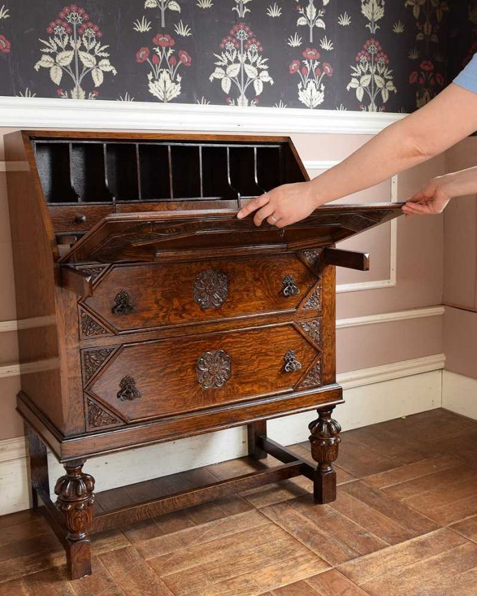 ビューロー　アンティーク家具　英国輸入のアンティーク家具、お花×葡萄の彫りが付いたライティングビューロー（デスク）。扉を前に倒すと･･･ビューロー部分の扉は簡単に前に倒せます。(q-1504-f)