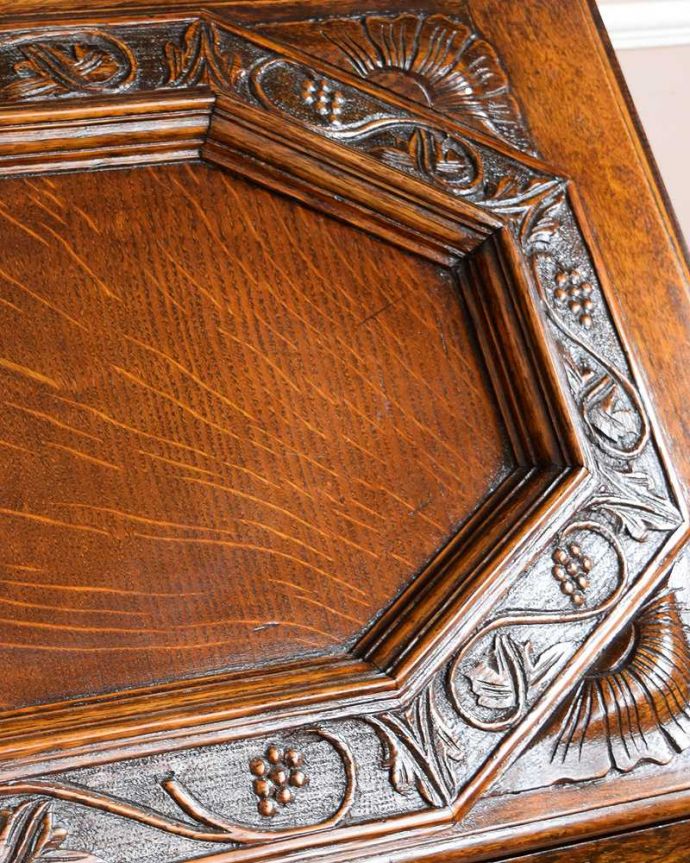 ビューロー　アンティーク家具　英国輸入のアンティーク家具、お花×葡萄の彫りが付いたライティングビューロー（デスク）。惚れ惚れしちゃう美しさこんなに堅い無垢材に一体どうやって彫ったんだろう？と不思議になるくらい細かい彫にうっとりです。(q-1504-f)