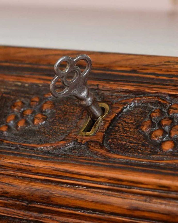 ビューロー　アンティーク家具　英国輸入のアンティーク家具、お花×葡萄の彫りが付いたライティングビューロー（デスク）。鍵を使って開けて下さいおとぎ話から出てきたような可愛いアンティークの鍵で開け閉め出来ます。(q-1504-f)