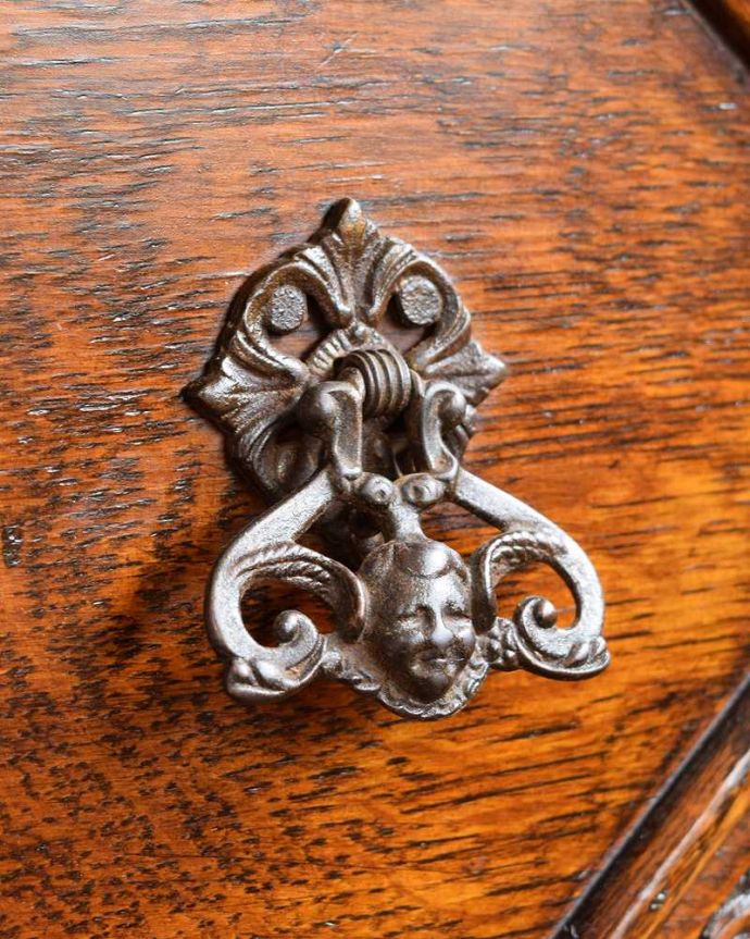 ビューロー　アンティーク家具　英国輸入のアンティーク家具、お花×葡萄の彫りが付いたライティングビューロー（デスク）。アンティークらしい取っ手取っ手にもこだわりが感じられます。(q-1504-f)