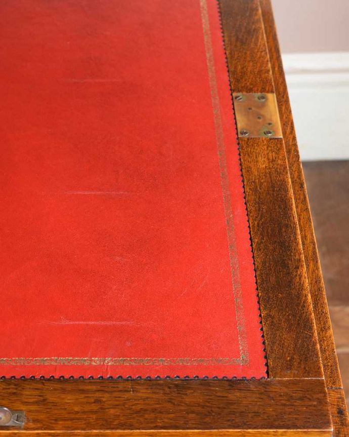 ビューロー　アンティーク家具　英国輸入のアンティーク家具、お花×葡萄の彫りが付いたライティングビューロー（デスク）。天板部分もキレイですやっぱりデスクの天板部分は気になるポイント。(q-1504-f)