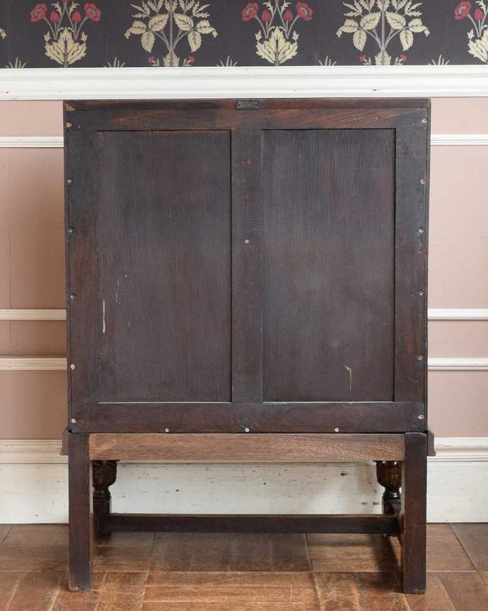 ビューロー　アンティーク家具　英国輸入のアンティーク家具、お花×葡萄の彫りが付いたライティングビューロー（デスク）。もちろん後ろ姿もキレイですアンティークは新品ではないので経年変化によるキズはありますが専門の職人がしっかり修復したので安心してお使いください。(q-1504-f)