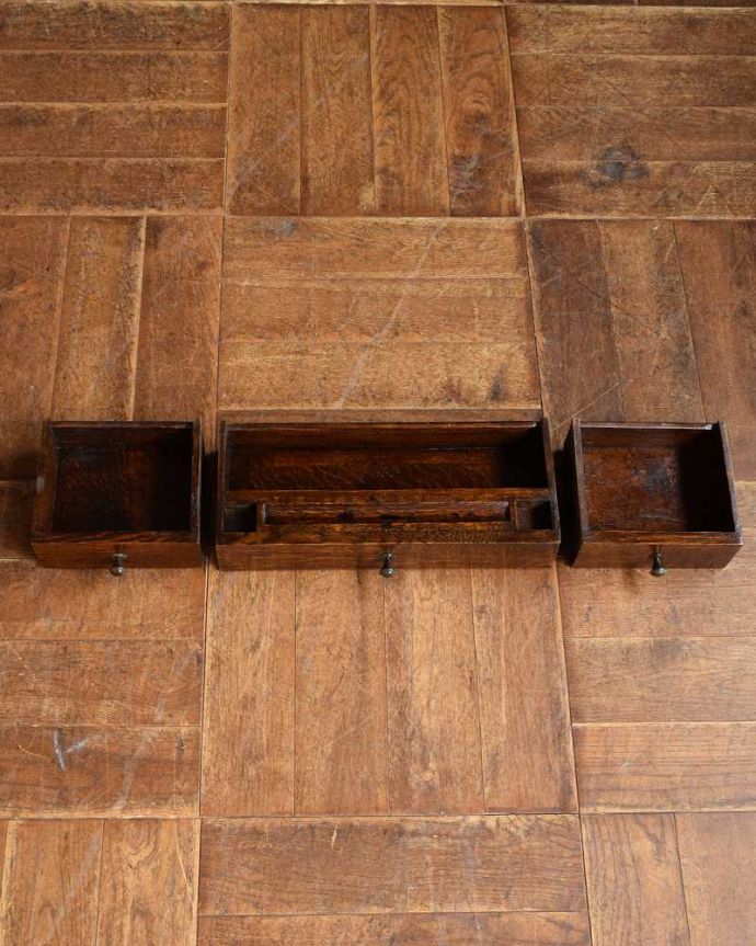 ビューロー　アンティーク家具　英国輸入のアンティーク家具、お花×葡萄の彫りが付いたライティングビューロー（デスク）。小さな引き出しもついていますビューロー内にも引き出しがついているので整理整頓も簡単です。(q-1504-f)