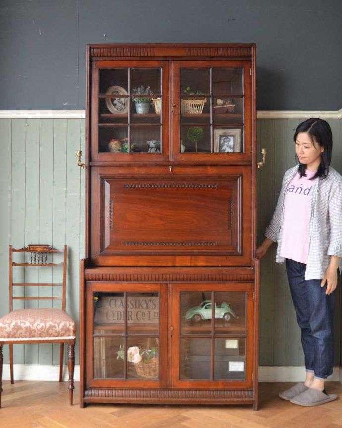 ビューロー　アンティーク家具　キレイなアンティーク家具、英国のビューローブックケース（本棚とデスク） 。1つで3役こなしちゃう贅沢な家具見た目はガラスキャビネットなのに、デスクとチェストの機能も備えたビューローブックケース。(q-1505-f)