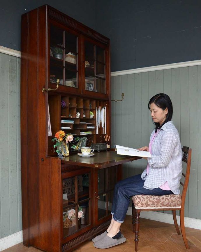 ビューロー　アンティーク家具　キレイなアンティーク家具、英国のビューローブックケース（本棚とデスク） 。あっという間に自分だけの贅沢デスク扉を前に倒すとデスクが登場。(q-1505-f)