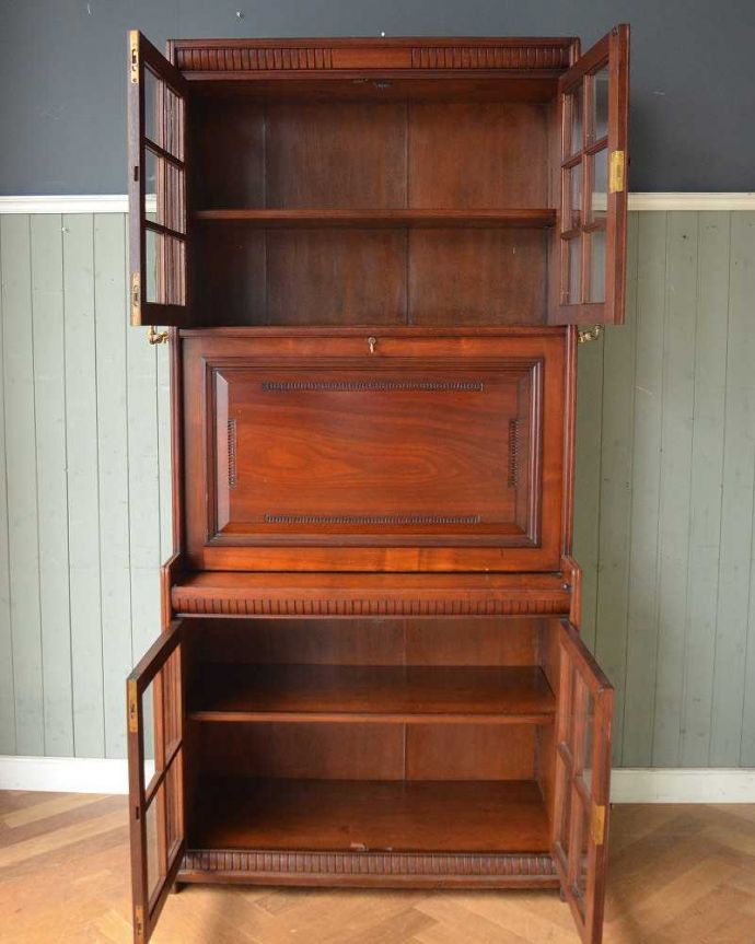 ビューロー　アンティーク家具　キレイなアンティーク家具、英国のビューローブックケース（本棚とデスク） 。美しいガラス扉の中身は･･･専門の職人がしっかり修復したので、扉の中もこんな感じでキレイです。(q-1505-f)