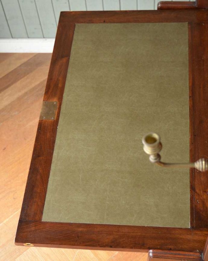 ビューロー　アンティーク家具　キレイなアンティーク家具、英国のビューローブックケース（本棚とデスク） 。デスクの天板を上から見ると･･･やっぱりデスクは天板部分が気になるから、専門の職人が古い塗装を剥離してピッカピカに修復しました。(q-1505-f)