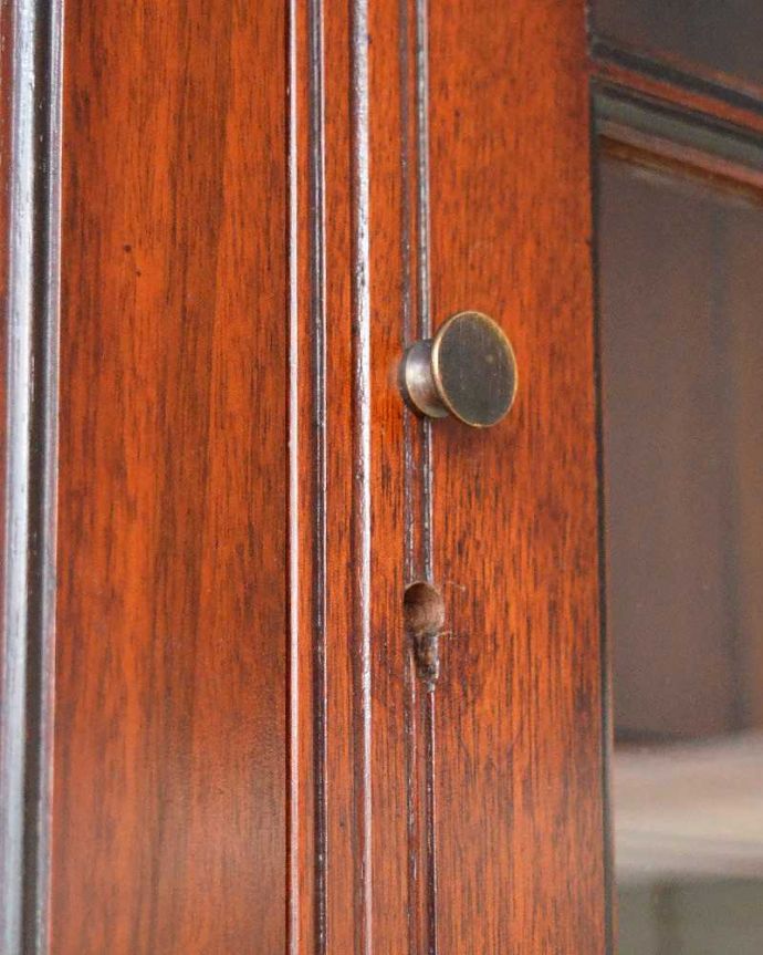 ビューロー　アンティーク家具　キレイなアンティーク家具、英国のビューローブックケース（本棚とデスク） 。アンティークらしいデザインこんな場所にも凝ったデザイン。(q-1505-f)