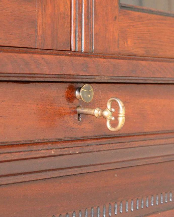 ビューロー　アンティーク家具　キレイなアンティーク家具、英国のビューローブックケース（本棚とデスク） 。鍵を使って開けて下さいおとぎ話から出てきたような可愛いアンティークの鍵で開け閉め出来ます。(q-1505-f)