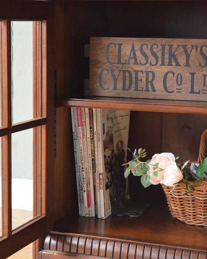 ビューロー　アンティーク家具　キレイなアンティーク家具、英国のビューローブックケース（本棚とデスク） 。A4サイズも収納出来ちゃう優れものA4サイズの雑誌までしっかり収納出来ちゃう大きさ。(q-1505-f)