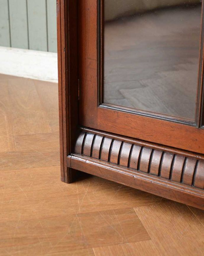 ビューロー　アンティーク家具　キレイなアンティーク家具、英国のビューローブックケース（本棚とデスク） 。女性でも運べちゃう理由は･･･Handleのアンティークは、脚の裏にフェルトキーパーをお付けしていますので、重い家具でも床を滑らせれて移動する事が出来ます。(q-1505-f)