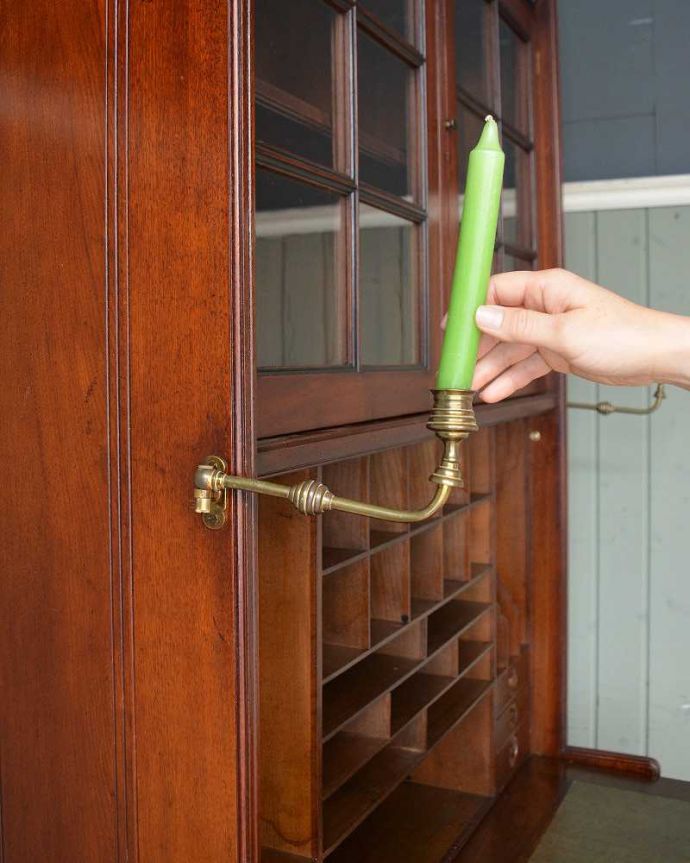 ビューロー　アンティーク家具　キレイなアンティーク家具、英国のビューローブックケース（本棚とデスク） 。ろうそくを挿して使われていました。(q-1505-f)