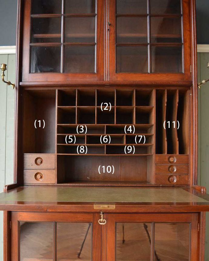 ビューロー　アンティーク家具　キレイなアンティーク家具、英国のビューローブックケース（本棚とデスク） 。お片付け上手のヒミツ扉の中身はこんなに細かく仕切られています。(q-1505-f)