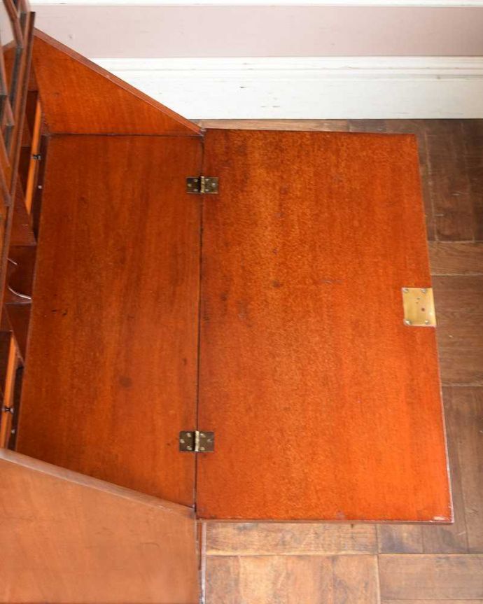 ビューロー アンティーク家具 美しいマホガニー材のアンティーク家具、英国のビューローブックケース(本棚とデスク) 。デスクの天板を上から見ると・・・やっぱりデスクは天板部分が気になるから、専門の職人が古い塗装を剥離してピッカピカに修復しました。(q-1506-f)