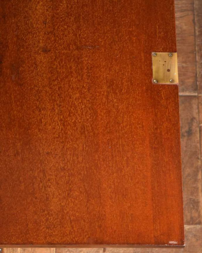 ビューロー アンティーク家具 美しいマホガニー材のアンティーク家具、英国のビューローブックケース(本棚とデスク) 。天板部分もキレイですやっぱりデスクの天板部分は気になるポイント。(q-1506-f)