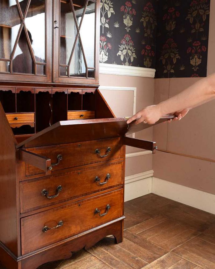 ビューロー アンティーク家具 美しいマホガニー材のアンティーク家具、英国のビューローブックケース(本棚とデスク) 。あっという間にデスクに変身扉を前に倒すだけで、あっという間にデスクが登場!どんな場所にも似合う「魅せるデスク」です。(q-1506-f)