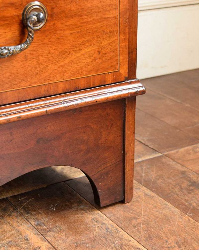 ビューロー アンティーク家具 美しいマホガニー材のアンティーク家具、英国のビューローブックケース(本棚とデスク) 。女性でも運べちゃう理由は・・・Handleのアンティークは、脚の裏にフェルトキーパーをお付けしていますので、重い家具でも床を滑らせれて移動する事が出来ます。(q-1506-f)