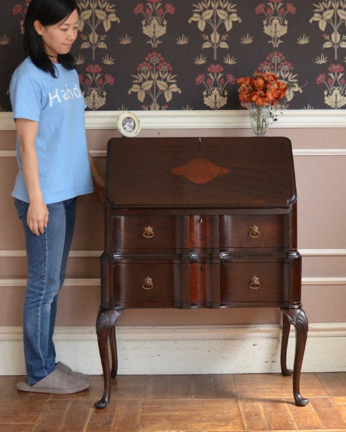 ビューロー　アンティーク家具　美しいアンティーク英国輸入家具、マホガニー材のビューロー（デスク）。1台でチェストとデスク両方使える便利な家具扉を倒すとあっという間にデスクになっちゃうビューロー。(q-1507-f)