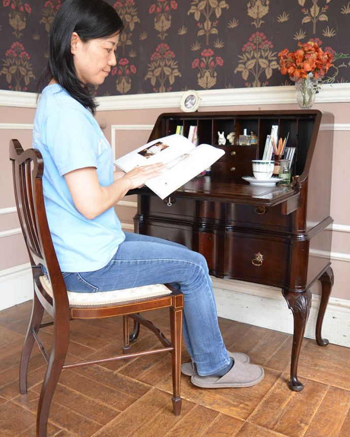 ビューロー　アンティーク家具　美しいアンティーク英国輸入家具、マホガニー材のビューロー（デスク）。あっという間に自分だけのデスクビューロー部分の扉を前に開くとデスクになっちゃう便利さ。(q-1507-f)