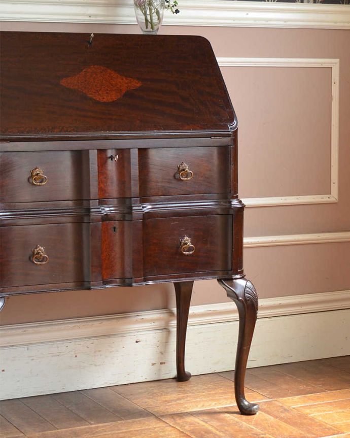 ビューロー　アンティーク家具　美しいアンティーク英国輸入家具、マホガニー材のビューロー（デスク）。アンティークだから手に入る木目の美しさ高級な木材の木目が美しい部分だけを使って造られたビューローは木目自体が装飾。(q-1507-f)