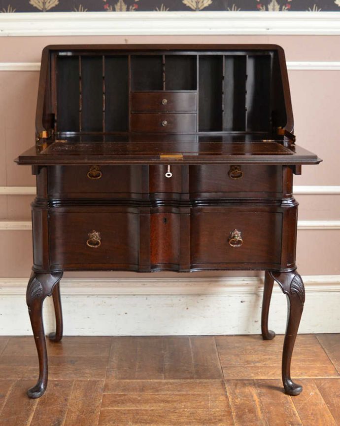 ビューロー　アンティーク家具　美しいアンティーク英国輸入家具、マホガニー材のビューロー（デスク）。お片付け上手になっちゃう仕掛け扉を倒すと細々としたものが整理整頓しやすいように細かく仕切られています。(q-1507-f)