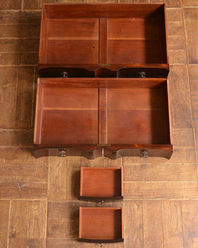 ビューロー　アンティーク家具　美しいアンティーク英国輸入家具、マホガニー材のビューロー（デスク）。普段の主役は収納たっぷりのチェストデスクとして使わない時も、たっぷりの引き出し収納が付いたビューローはチェストとして使えます。(q-1507-f)