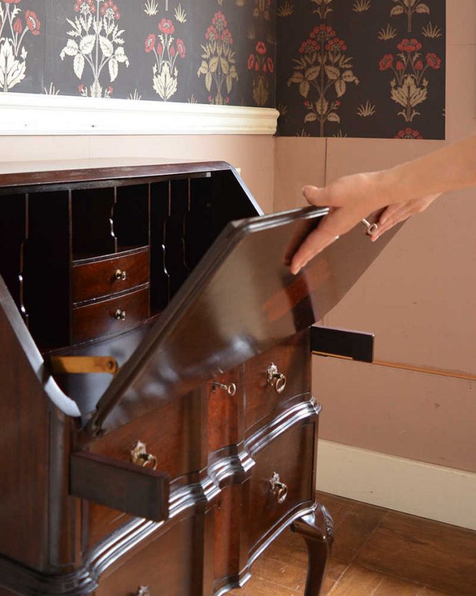 ビューロー　アンティーク家具　美しいアンティーク英国輸入家具、マホガニー材のビューロー（デスク）。あっという間に簡単デスクビューロー部分の扉を前に倒すだけで、デスクが登場！もちろん女性でも簡単です。(q-1507-f)