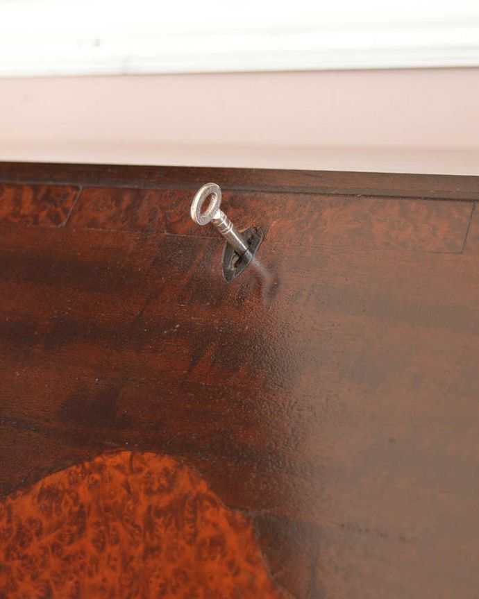 ビューロー　アンティーク家具　美しいアンティーク英国輸入家具、マホガニー材のビューロー（デスク）。ビューロー部分もカギで開け閉めデスクになる扉もカギで開け閉め出来るから、クルっと回す度になんだかワクワクしちゃうんです。(q-1507-f)