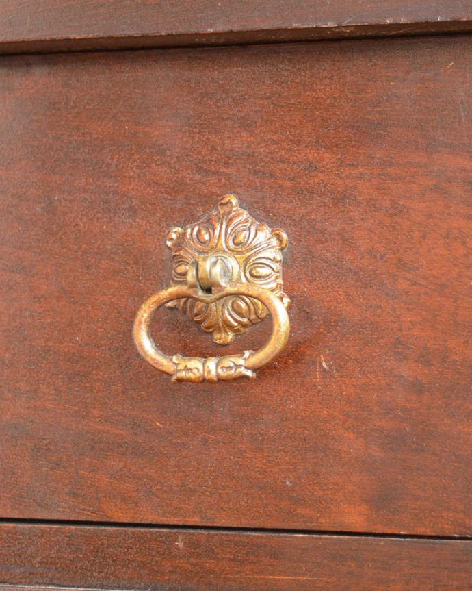 ビューロー　アンティーク家具　美しいアンティーク英国輸入家具、マホガニー材のビューロー（デスク）。いろんな場所にアンティークらしさ取っ手もアンティークらしいこだわったデザイン。(q-1507-f)