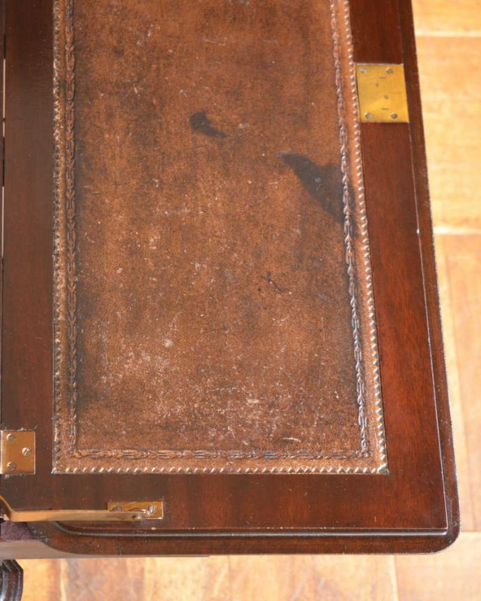 ビューロー　アンティーク家具　美しいアンティーク英国輸入家具、マホガニー材のビューロー（デスク）。デスクの天板を見てみると･･･気になる天板部分もキレイにお直ししました。(q-1507-f)