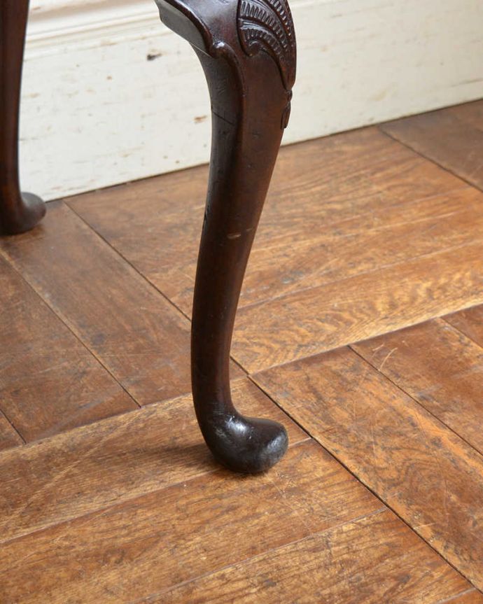 ビューロー　アンティーク家具　美しいアンティーク英国輸入家具、マホガニー材のビューロー（デスク）。女性１人でラクラ運べちゃうんですHandleのアンティークは、脚の裏にフェルトキーパーをお付けしています。(q-1507-f)