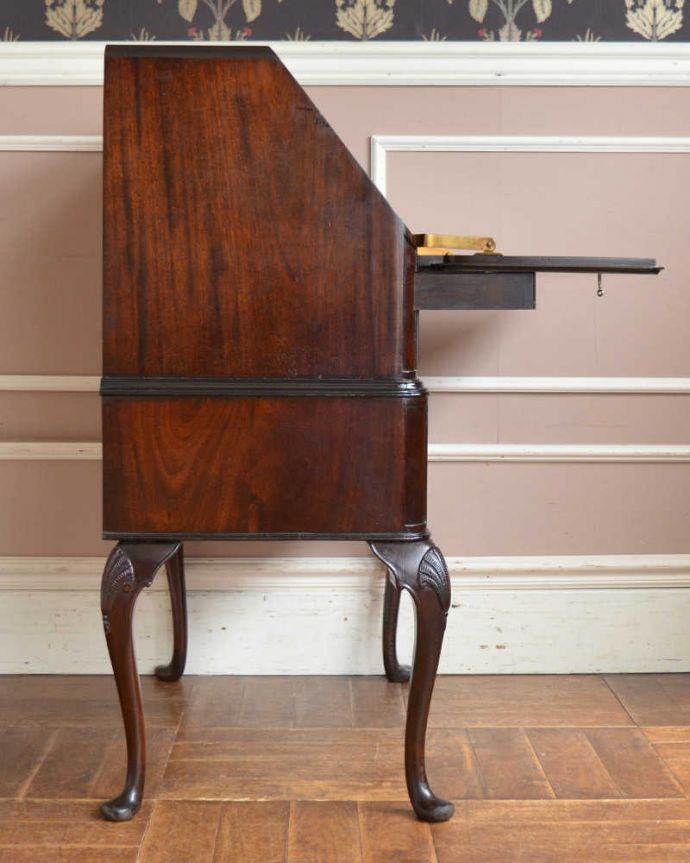 ビューロー　アンティーク家具　美しいアンティーク英国輸入家具、マホガニー材のビューロー（デスク）。横から見ても素敵なんですもちろん、横から見られてもいいようにキレイに仕上げてあります。(q-1507-f)