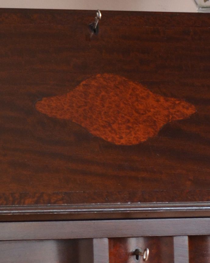 ビューロー　アンティーク家具　美しいアンティーク英国輸入家具、マホガニー材のビューロー（デスク）。うっとりする美しさアンティークだから手に入る美しいデザイン。(q-1507-f)