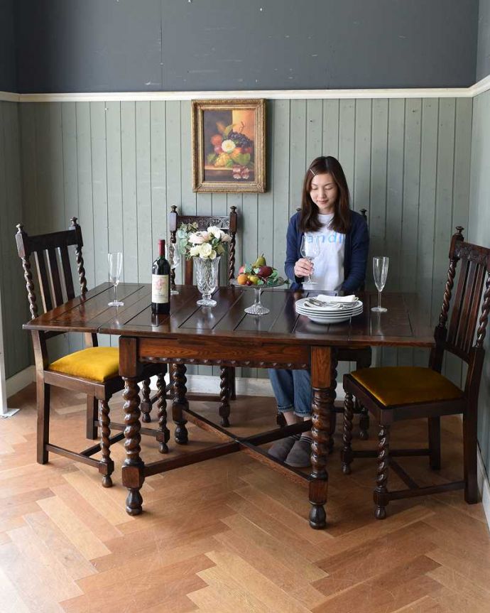 アンティークのテーブル アンティーク家具 英国輸入のアンティーク家具、ツイストが美しいドローリーフテーブル(ダイニングテーブル)。3通りの大きさで使える便利なテーブル天板の下に隠れているリーフを引っ張り出せばあっという間に大きく使えるドローリーフテーブル。(q-1508-f)