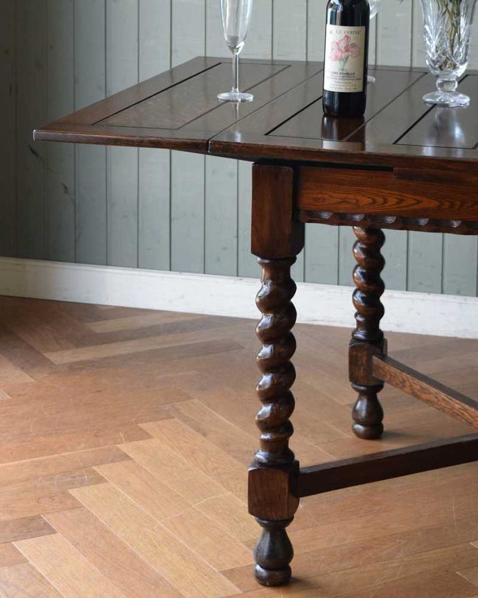 アンティークのテーブル アンティーク家具 英国輸入のアンティーク家具、ツイストが美しいドローリーフテーブル(ダイニングテーブル)。やっぱり目立っちゃう女性らしいツイスト脚ツイスト脚のテーブルはアンティークのデザインの定番中の定番。(q-1508-f)