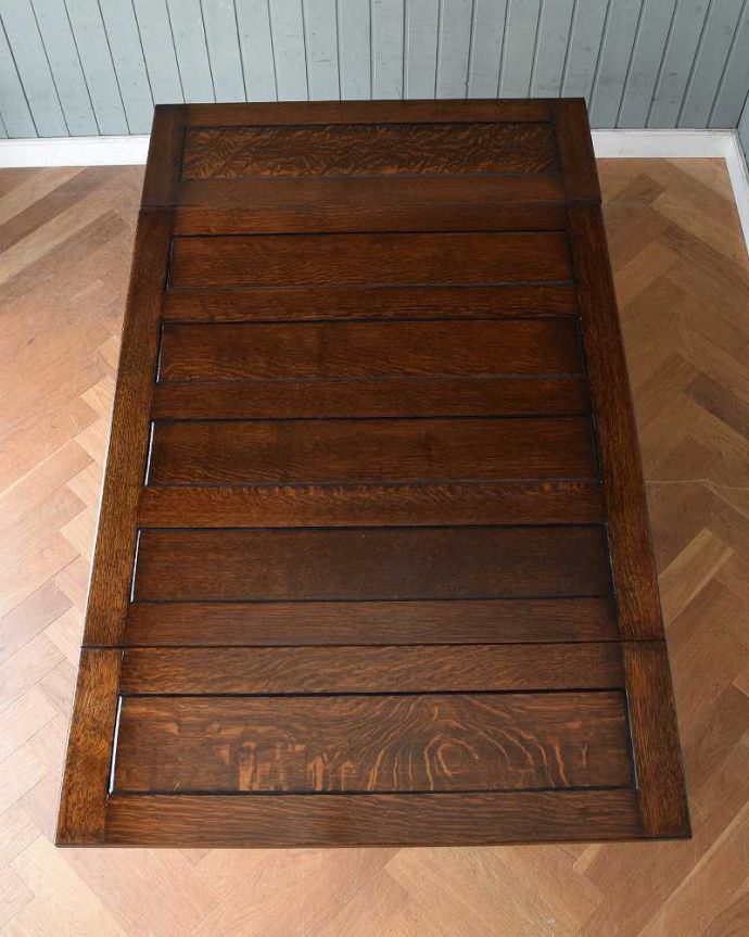 アンティークのテーブル アンティーク家具 英国輸入のアンティーク家具、ツイストが美しいドローリーフテーブル(ダイニングテーブル)。やっぱりテーブルは天板が重要全部開いた状態で天板を上から見てみるとこんな感じです。(q-1508-f)