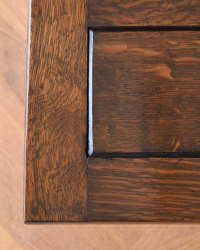 アンティークのテーブル アンティーク家具 英国輸入のアンティーク家具、ツイストが美しいドローリーフテーブル(ダイニングテーブル)。近づいて見てみると、天板はこんな感じです。(q-1508-f)