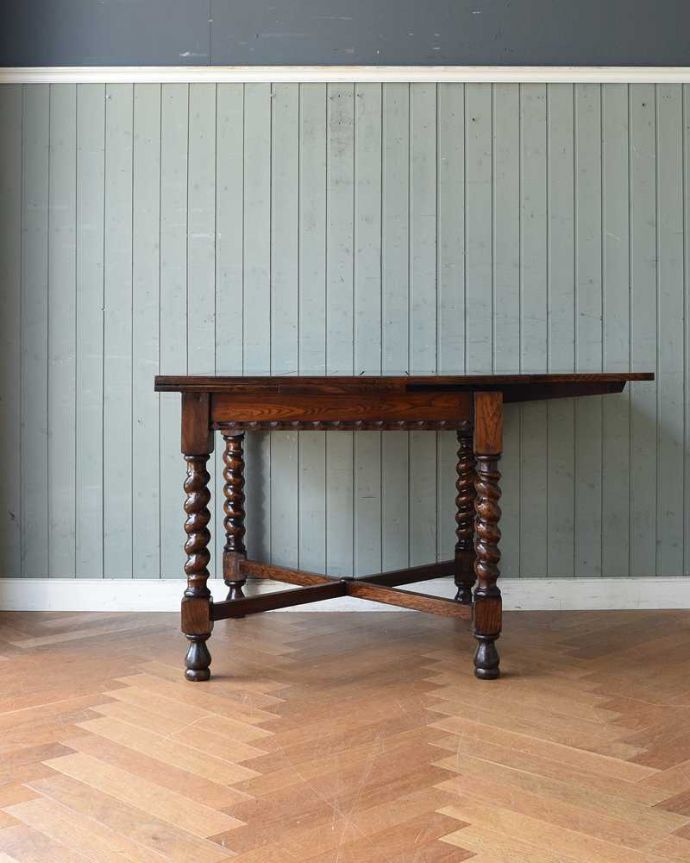 アンティークのテーブル アンティーク家具 英国輸入のアンティーク家具、ツイストが美しいドローリーフテーブル(ダイニングテーブル)。片方だけ開いてもOK片方のリーフだけを開くとこんな感じ。(q-1508-f)
