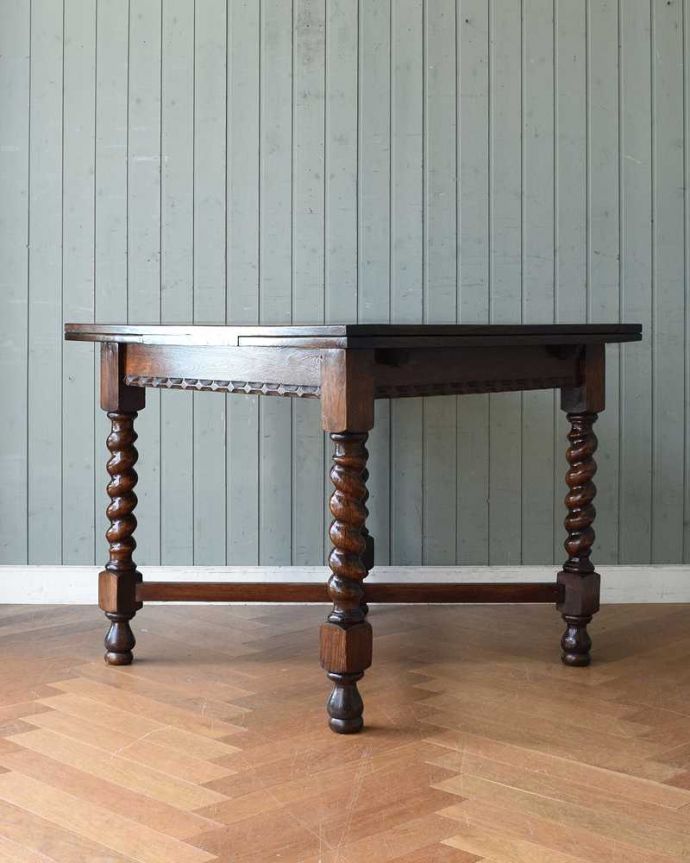 アンティークのテーブル アンティーク家具 英国輸入のアンティーク家具、ツイストが美しいドローリーフテーブル(ダイニングテーブル)。こちら側から見てみると・・・アンティークは新品ではないので、もちろん経年変化によるキズはありますが、専門の職人がキレイに修復しました。(q-1508-f)