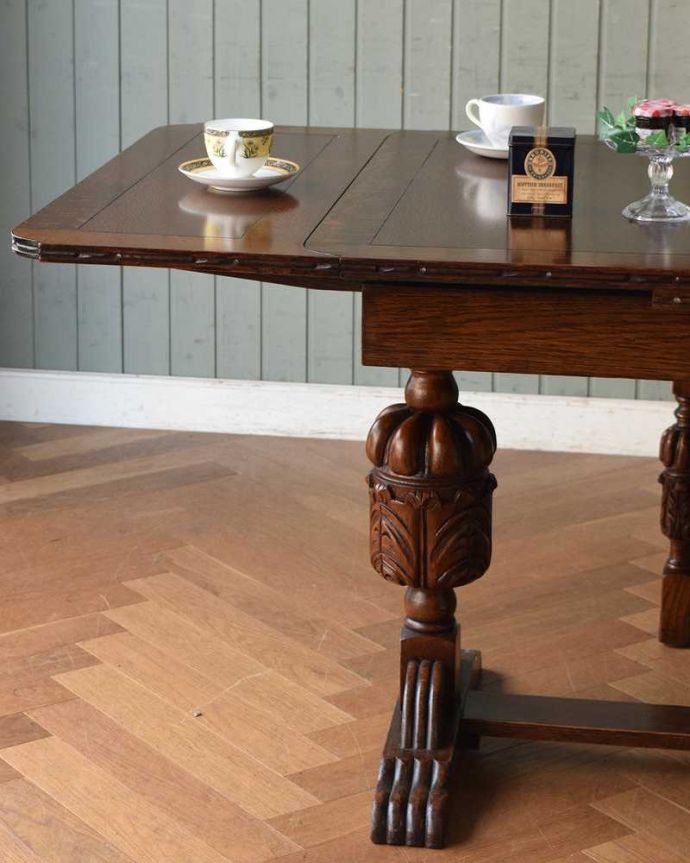 アンティークのテーブル アンティーク家具 アンティーク英国家具、重厚な脚の装飾が美しいドローリーフテーブル(伸張式テーブル) 。やっぱり目が行く重厚なデザインの脚重厚な雰囲気のバルボスレッグと呼ばれる美しい脚が一番の特長。(q-1509-f)