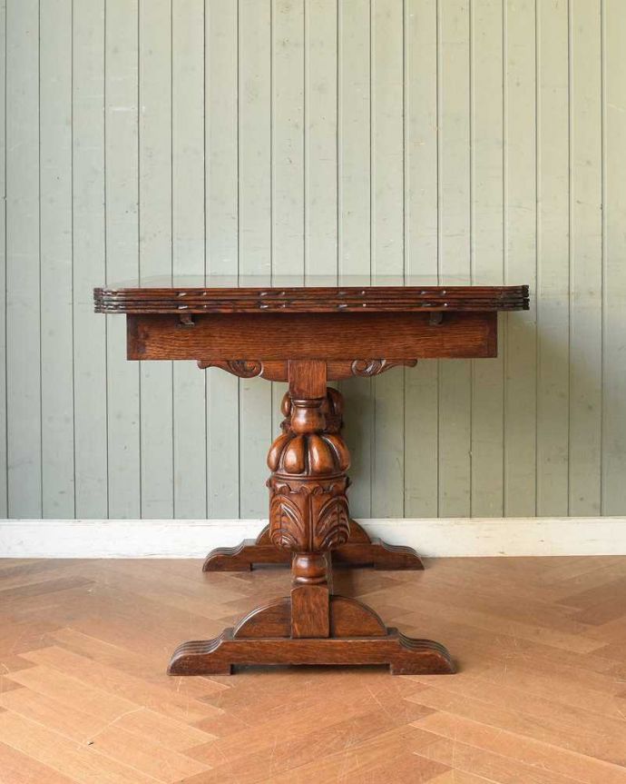 アンティークのテーブル アンティーク家具 アンティーク英国家具、重厚な脚の装飾が美しいドローリーフテーブル(伸張式テーブル) 。こちら側から見てみると・・・アンティークは新品ではないので経年変化によるキズはありますが、専門の職人がしっかり修復しました。(q-1509-f)