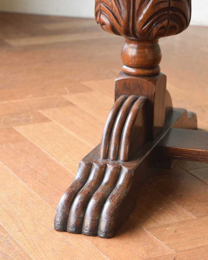 アンティークのテーブル アンティーク家具 アンティーク英国家具、重厚な脚の装飾が美しいドローリーフテーブル(伸張式テーブル) 。持ち上げなくても移動できます!Handleのアンティークは、脚の裏にフェルトキーパーをお付けしていますので、持ち上げなくても床を滑らせて移動させることが出来ます。(q-1509-f)