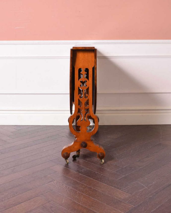 アンティークのテーブル　アンティーク家具　どこから見ても美しいアンティークのウォルナットのゲートレッグテーブル。意外にコンパクト昔、使わないとき壁にピタッと付けて収納出来るように作られたテーブル。(q-1510-f)