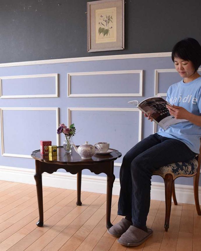 アンティークのテーブル アンティーク家具 優雅な天板と3本脚の美しい英国アンティークコーヒーテーブル(マホガニー材)。優雅な時間が過ごせる英国スタイルのコーヒーテーブルどんな場所に置いても美しいデザインでみんなを魅了する英国アンティーク。(q-1511-f)