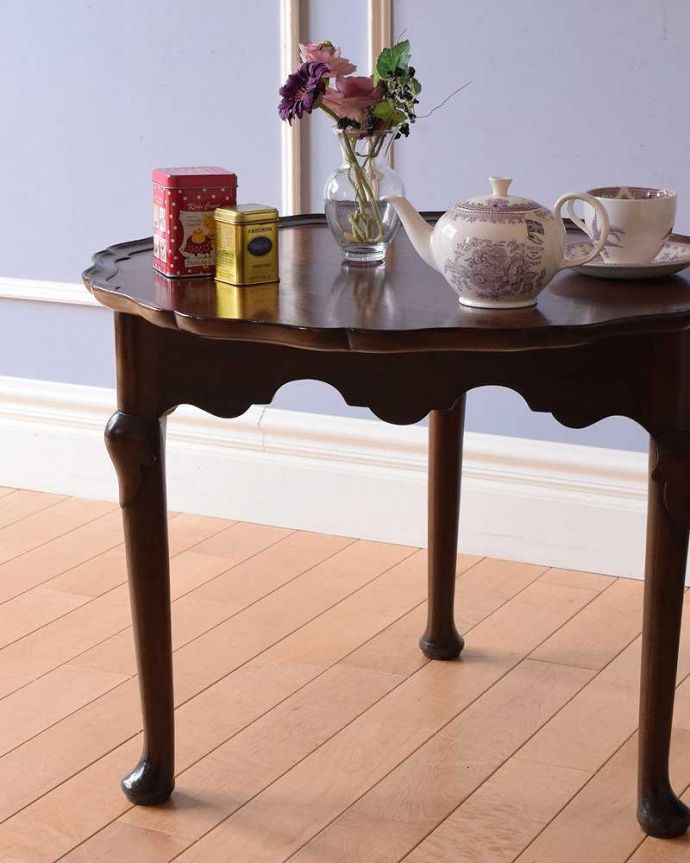 アンティークのテーブル アンティーク家具 優雅な天板と3本脚の美しい英国アンティークコーヒーテーブル(マホガニー材)。英国らしいデザインのうつくしさにうっとり・・・脚のデザインだけ見ても、アンティークらしさが感じられるんです。(q-1511-f)