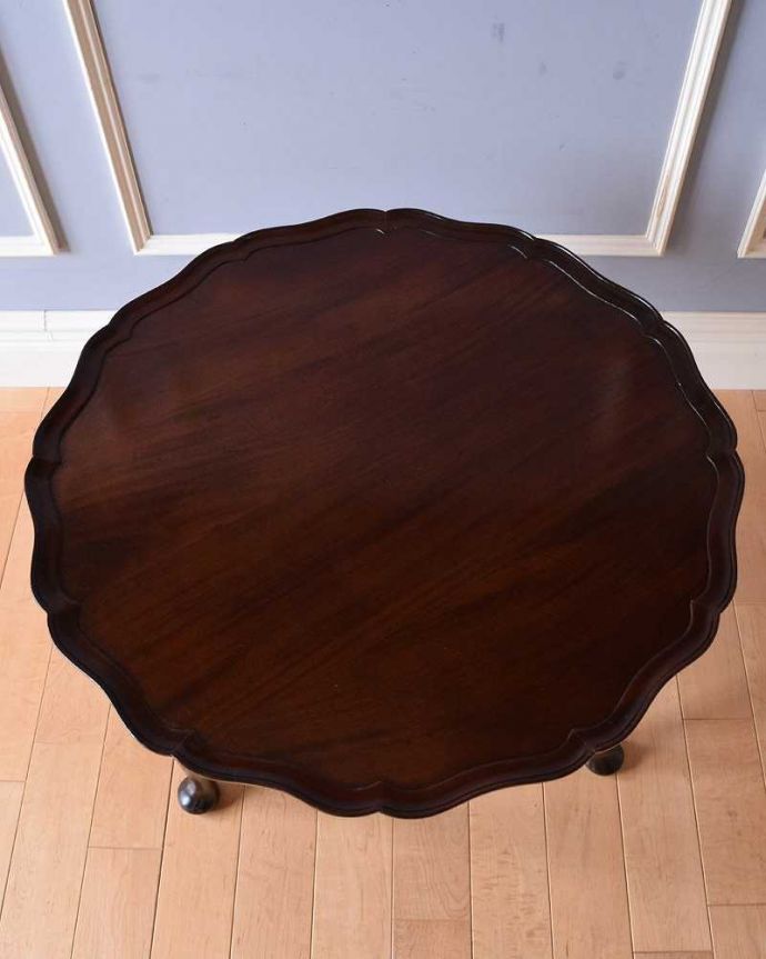 アンティークのテーブル アンティーク家具 優雅な天板と3本脚の美しい英国アンティークコーヒーテーブル(マホガニー材)。天板を上から見ると・・・コーヒーテーブルの天板は毎日使う場所だから専門の職人がしっかり修復しました。(q-1511-f)